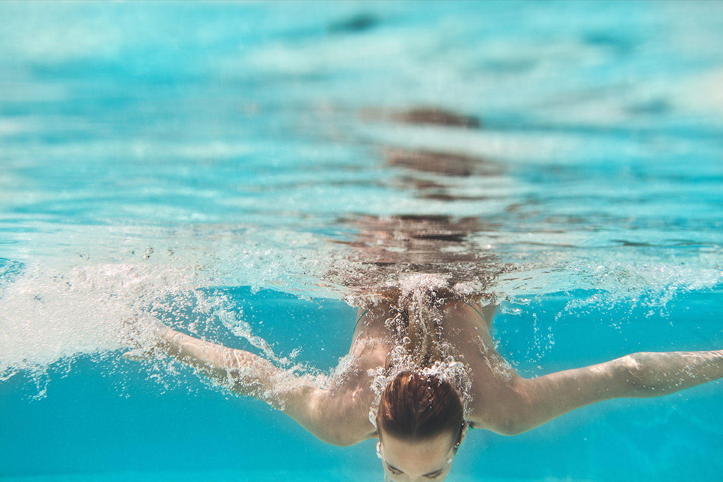 Young swim. Женщина плавает в бассейне. Underwater swimming бассейн. Женщины в бассейне под водой. Плавание спорт мальчик.