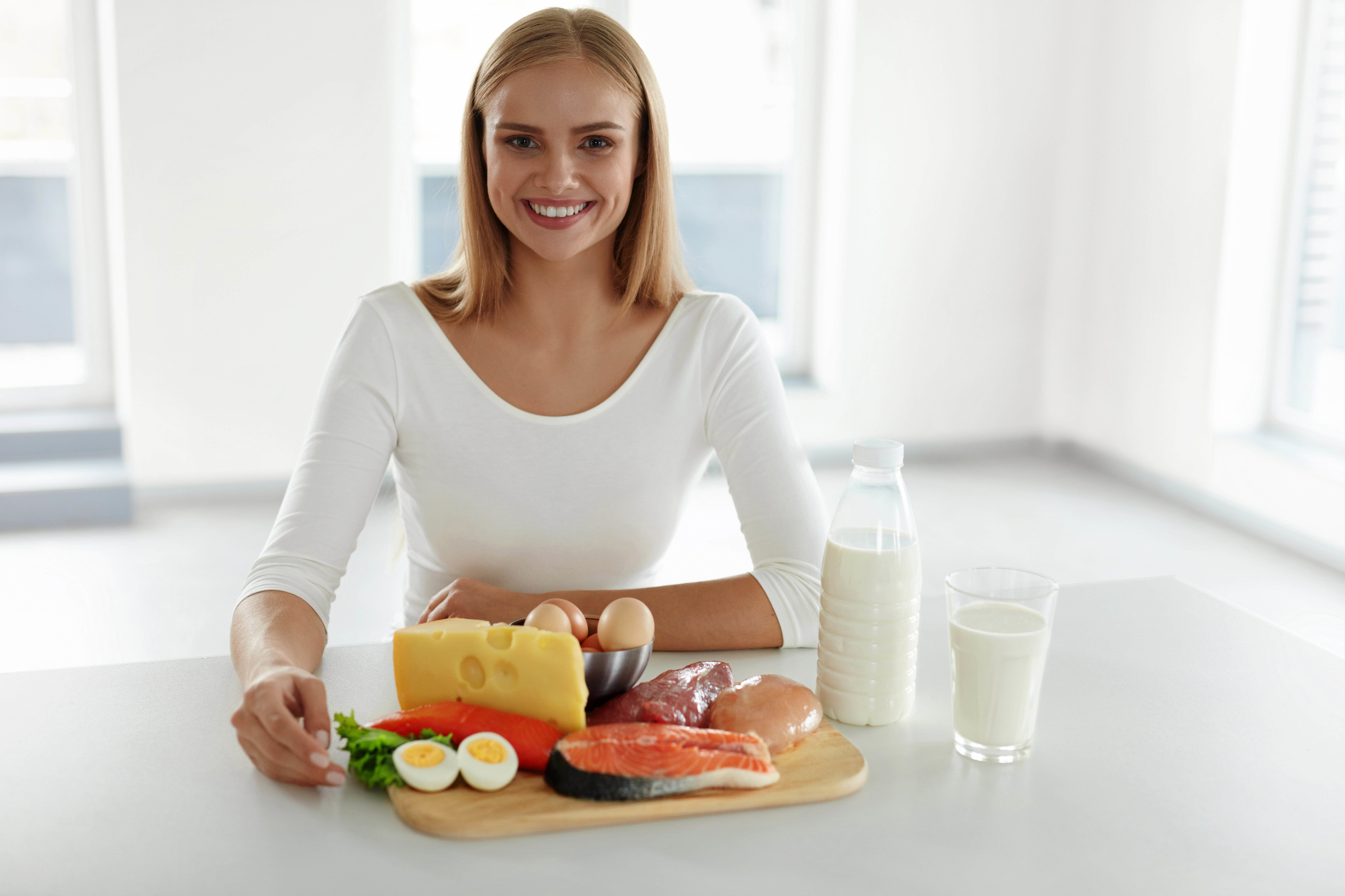 Человек белковый продукт. Здоровое питание женщина. Сбалансированное питание для женщин. Правильное питание человека. Человек с едой.