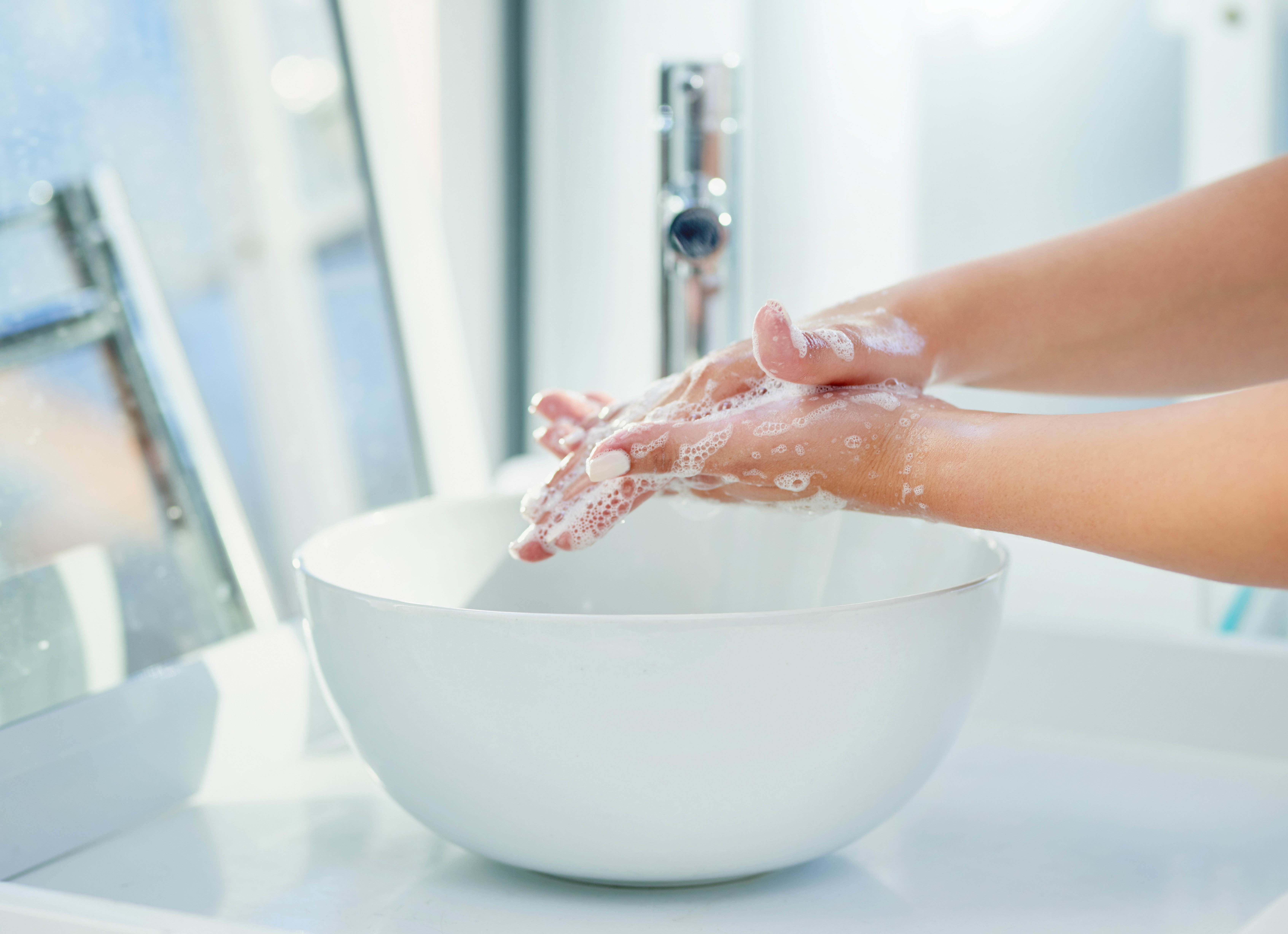 Мытье произойдет. Женские руки с мылом. Мытье рук. Гигиена рук. Мыльные руки женские.